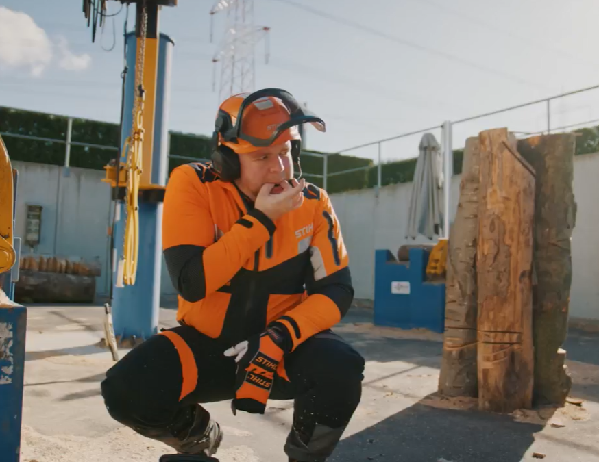 Homem assobia para chamar o Spot