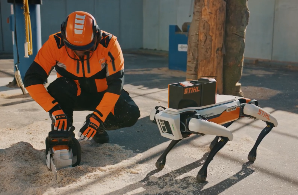 Homem trabalha junto com Spot