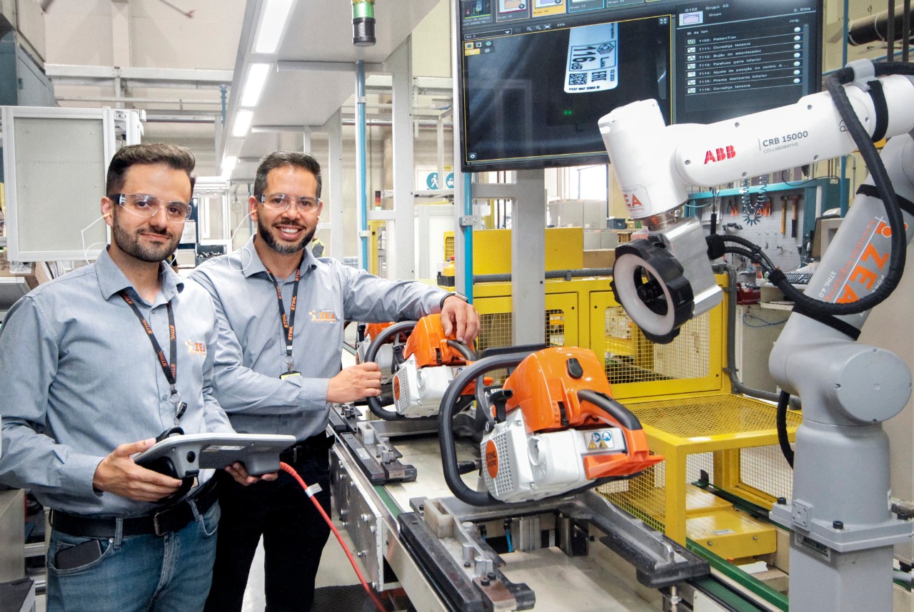 STIHL employees in the production hall